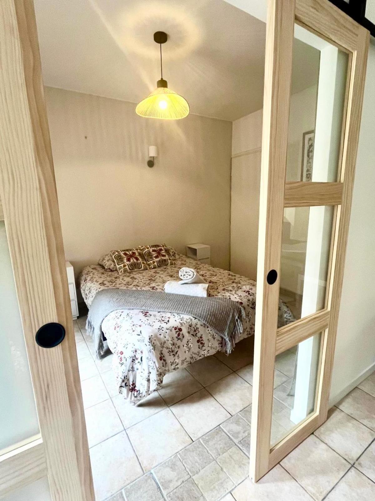 Chez Jean - Vue Directe Cite, Cite A 200m, Clim, Parking Public Gratuit A 200m, Wifi - Direct View Cite, 200m To Cite, Aircon, Free Public Car Park 200m, Wifi Hébergement de vacances *